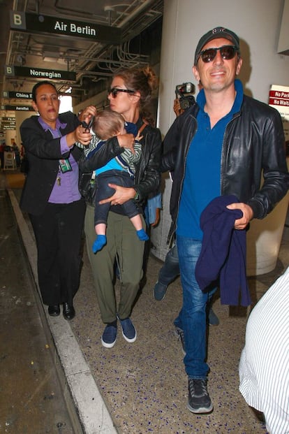 Carlota Casiraghi tras aterrizar en el aeropuerto de Los Ángeles acompañada de su hijo, Raphaël, y su pareja, el actor francés Gad Elmaleh