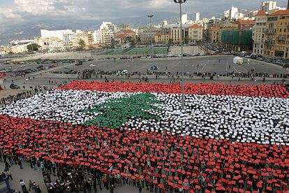 Once mil jóvenes libaneses formaron ayer, en homenaje al asesinado Rafik Hariri, una bandera libanesa en la plaza de los Mártires de Beirut.