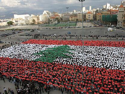 Once mil jóvenes libaneses formaron ayer, en homenaje al asesinado Rafik Hariri, una bandera libanesa en la plaza de los Mártires de Beirut.