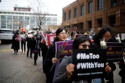 Una hilera de mujeres marcha durante una manifestación convocada dentro del movimiento Me Too por el Día Internacional de la Mujer en 2018 en Seúl, Corea del Sur.