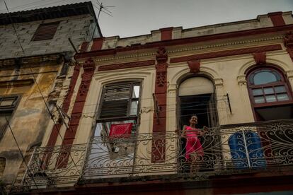 Cuando su casa y la de su vecino se vinieron abajo, Tony López se negó a trasladarse a un albergue. Con dinero de su bolsillo, reconstruyó su vivienda para él y para su hija Wendy. Ahora intenta comprar baratas las ruinas de la de su vecino para convertirlas en un alojamiento de alquiler para turistas.