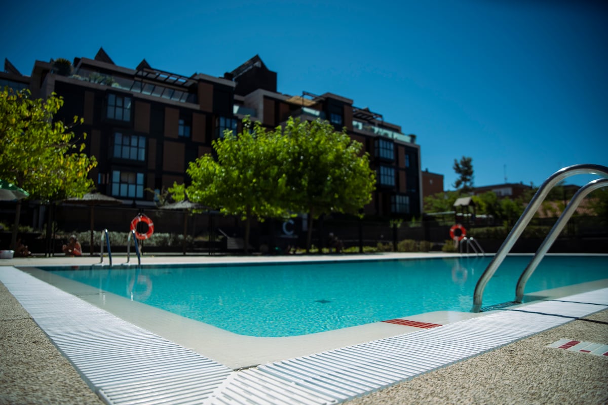Las piscinas ahogan (económicamente) a los vecinos: los chapuzones son cada vez más caros
