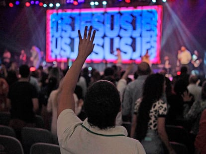 Seguidores de una iglesia evangélica en Río de Janeiro, en agosto de 2022.