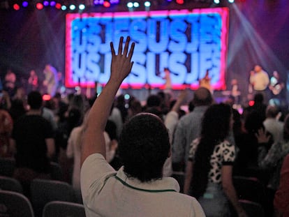 Feligreses atienden a una ceremonia celebrada en la 'Asamblea de Dios' de una iglesia evangélica en Río de Janeiro, el 23 de agosto de 2022.