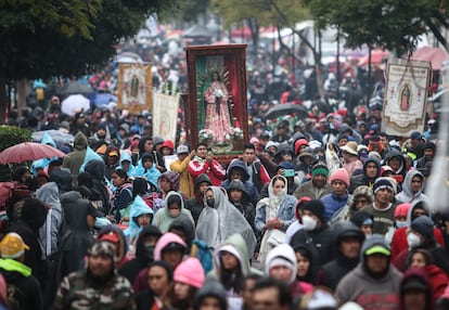 Cientos de feligreses arriban en caravana a las inmediaciones de la Basílica de la Virgen de Guadalupe, este 11 de diciembre.