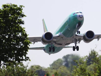 Un avión de la familia B737 MAX despegando de Renton, Washington