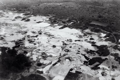 Imagem aérea feita durante o sobrevoo de reconhecimento da terra original dos Panará, próximo ao Rio Peixoto de Azevedo: a floresta foi devastada pelo garimpo e deixou os indígenas desolados.