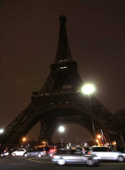 El anuncio de que se iban a apagar las luces de la Torre Eiffel de París ha sido uno de los motivos por los que muchas ciduades europeas se han animado a apagar sus principales monumentos.