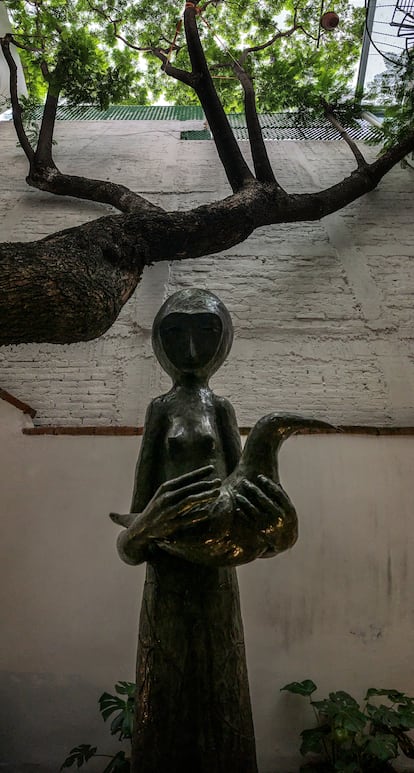 Casa Leonora Carrington escultura Mujer con Paloma