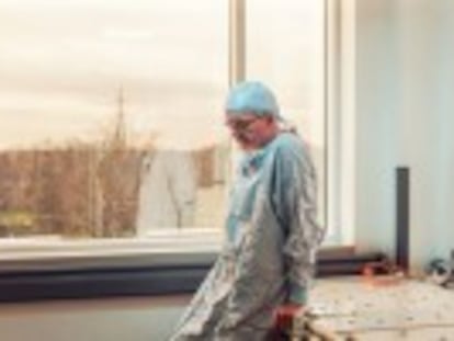El cirujano inglés se ha ganado el reconocimiento de sus colegas por confesar sin tapujos sus flaquezas en el quirófano