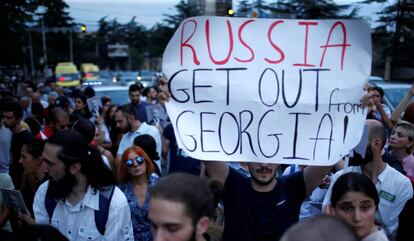 Protestas, en la Sección de Intereses de Rusia, sita en la Embajada suiza de Tbilisi (Georgia).