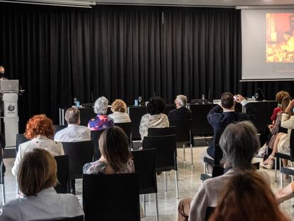 El investigador del CSIC Carlos Briones imparte la conferencia 'Un diálogo entre arte y ciencia: del Cosmos a la Vida, lienzo a lienzo' en el Círculo de Bellas Artes, en Madrid.