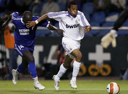 Robinho supera a un defensor de Os Belenenses.