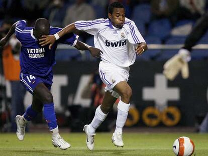 Robinho supera a un defensor de Os Belenenses.