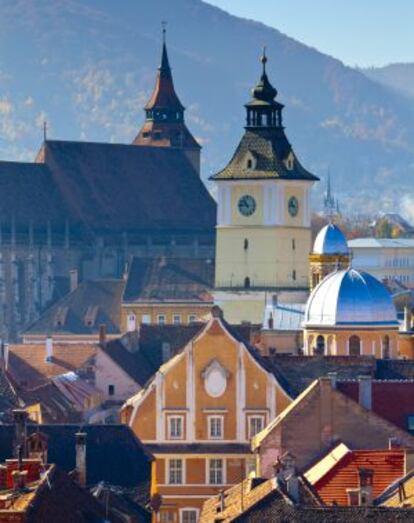 Vistas de la iglesia negra y la Torre del Reloj, en la localidad de Brasov, en Transilvania.