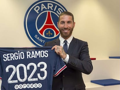 Sergio Ramos posa con la camiseta del PSG.