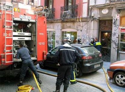 Varios bomberos, en el lugar del incendio.