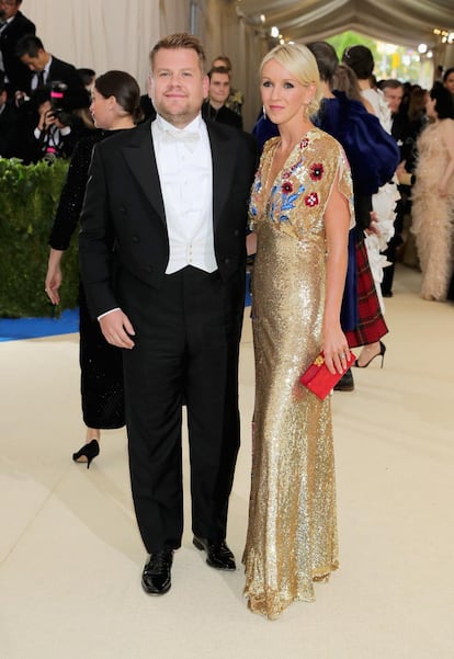 El presentador James Corden y su mujer, Julia Carey.