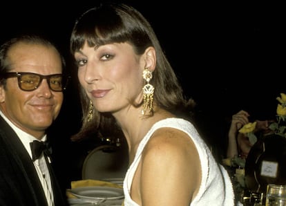 Anjelica Huston con Jack Nicholson, que fue su novio durante 17 años de forma intermitente y fue uno de los dos hombres cuya sombra superó gracias a su talento. El otro fue su padre, John Huston. 