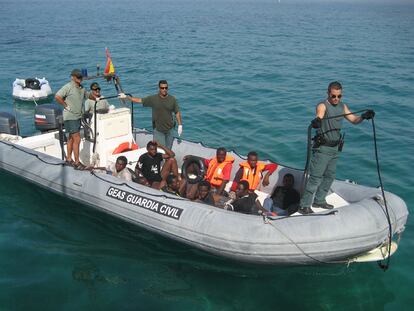 Miembros de la Guardia Civil, a bordo de una embarcación con 10 inmigrantes