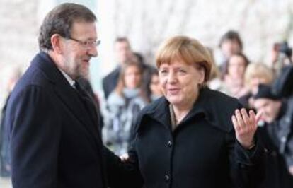 La canciller alemana, Angela Merkel (d), conversa con el presidente del Gobierno español, Mariano Rajoy, durante una cumbre bilateral en Berlín, el pasado mes de febrero. EFE/Archivo