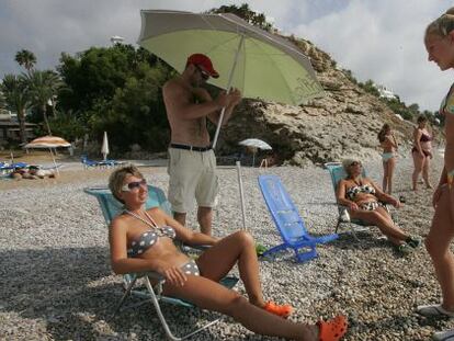 Veraneantes rusos en una playa de la localidad alicantina de La Vila Joiosa.
