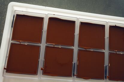 Tabletas de chocolate, antes de ser serigrafiadas con un mapa de la ubicación del obrador. 