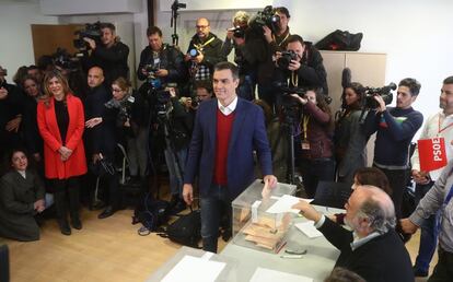 Pedro Sánchez, líder del PSOE, ejerce su derecho al voto en el centro cultural Volturno, en Pozuelo de Alarcón (Madrid).