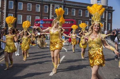 El ltimo fin de semana de agosto, el barrio de Notting Hill baila al ritmo de calipso, ska, reggae y soca durante su famoso carnaval estival, el festival callejero ms grande de Europa (congrega a ms de un milln y medio de personas) y una de las citas del a?o en Londres. Del carnaval, homenaje al espritu caribe?o de la ciudad, destaca especialmente el desfile de disfraces principal, que suele celebrarse el lunes como momento culminante del festejo.