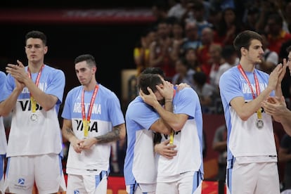 Los jugadores de Argentina lucen abatidos su medalla de plata.