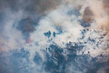 Humo y llamas en el incendio forestal de Bejís, en la comarca del Alto Palancia (Castellón), el jueves. El fuego sigue indomable y lleva arrasadas unas 19.000 hectáreas. 