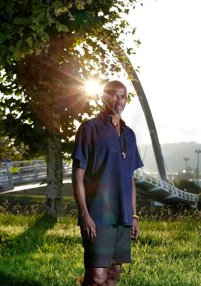 El exbaloncestista de la NBA, junto al Ponte da Illa do Covo, en la ciudad de Pontevedra.