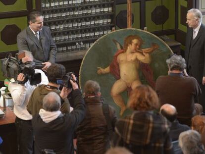 Un grupo de expertos de la Universidad de Hannover expone el cuadro atribu&iacute;do a Klimt.
