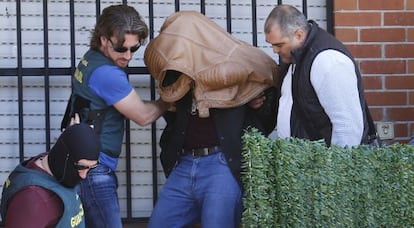 La Guardia Civil traslada al detenido el pasado 20 de abril.