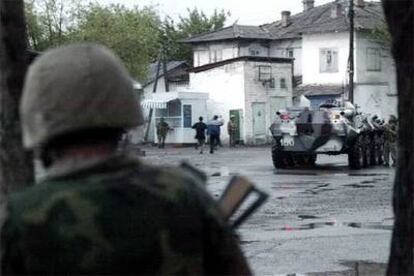 Civiles corren para refugiarse mientras el Ejército toma posiciones, ayer en la ciudad de Andizhán.