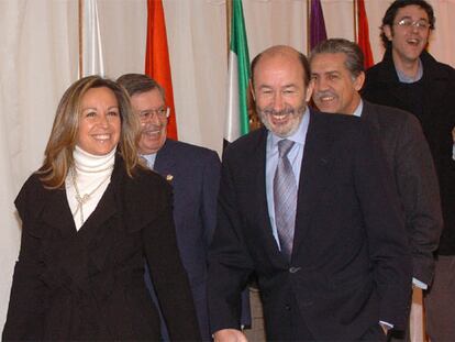 La secretaria de Política Internacional del PSOE y el portavoz socialista en el Congreso, Alfredo Pérez Rubalcaba, sonríen a su llegada al Congreso.