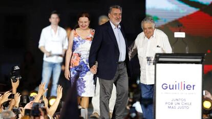 O candidato Alejandro Guillier (de paletó escuro) encerra sua campanha eleitoral em Santiago, ao lado do ex-presidente uruguaio Pepe Mujica