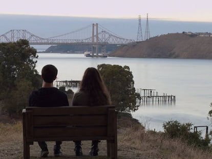 Dylan Minnette e Katherine Langford na série de Netflix 'Thirteen Reasons Why'.