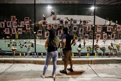 Memorial por las víctimas del derrumbamiento de un edificio de apartamentos en Miami, el pasado viernes.