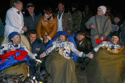 Gennady I. Padalka, Yuri G. Shargin y Michael Flincke (de izquierda a derecha), al llegar ayer a Kazajstán.