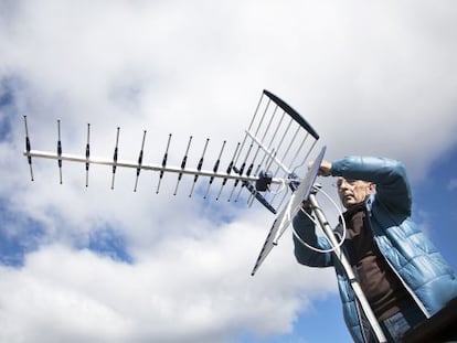 Un antenista cambia una antena antigua y resintoniza los canales de TDT.