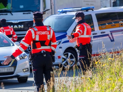 Agentes de la Ertzaintza en un control de movilidad en la carretera de entrada a Gipuzkoa desde Navarra, este miércoles.