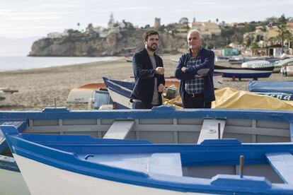 El candidato de IU a la Presidencia del Gobierno, Alberto Garzón (i), pasea junto a padre, Alberto, por la playa de la localidad malagueña de Rincón de la Victoria, donde ha vivido desde su niñez