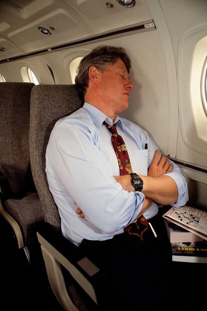 Bill Clinton echa una siesta en un avión de Iowa a Chicago durante la campaña presidencial de 1992.