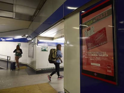 Un cartel anunciando la tarjeta de metro de Madrid, en la estaci&oacute;n de Arguelles.