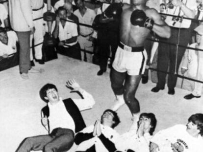 El boxeador, Muhammad Alí ( Cassius Clay) bromea con los cuatro Beatles (Paul, John, George y Ringo), tumbados en el ring.