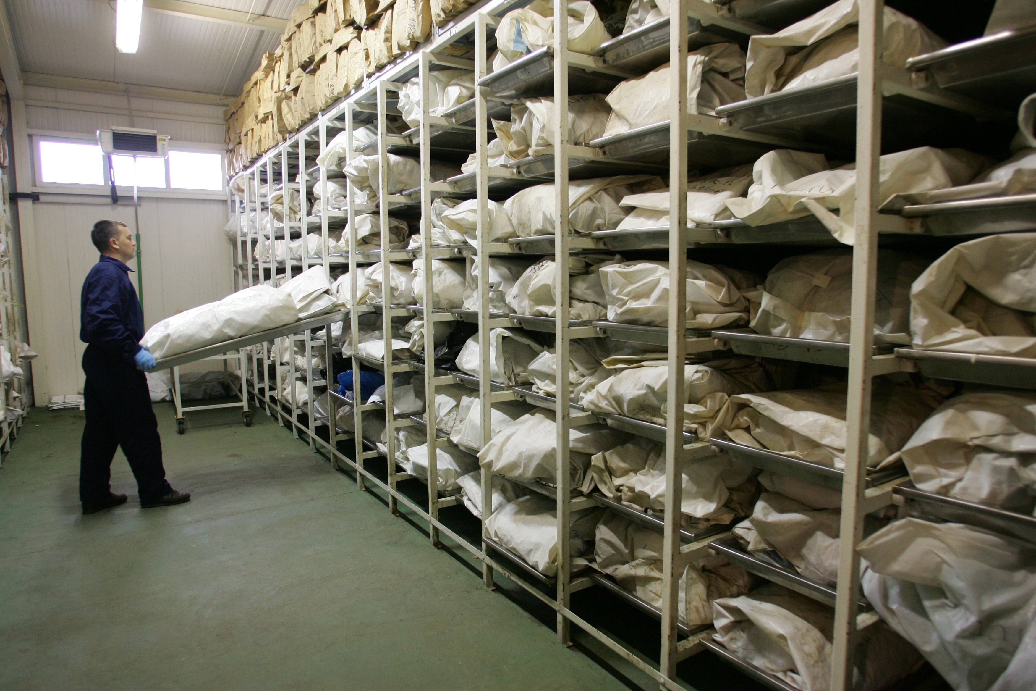 Restos no identificados de víctimas de masacre de Srebrenica en la morgue de Tuzla. 