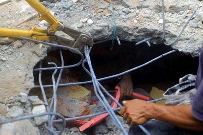 Los equipos de rescate intentan sacar con vida a un superviviente del terremoto en Pidie Jaya, provincia de Aceh.