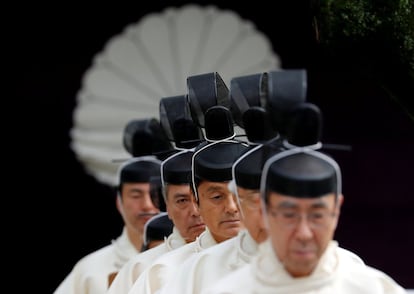 Sacerdotes sintoístas japoneses asisten a un ritual durante un festival de otoño en el santuario de Yasukuni en Tokio, Japón.