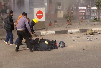 Varias personas se han acercado para intentar ayudar al policía tras la explosión del artefacto. Tres testigos han resultado heridos.